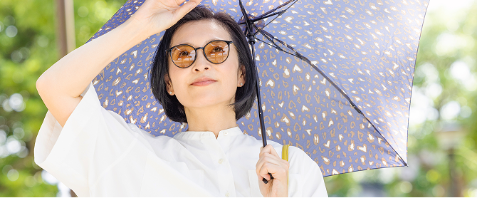 日傘を持った女性